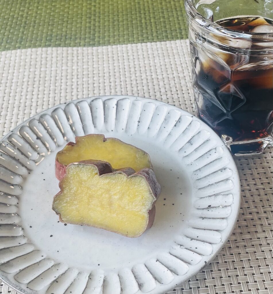 コーヒーと一緒に細めに切ってある冷やし壺焼き芋