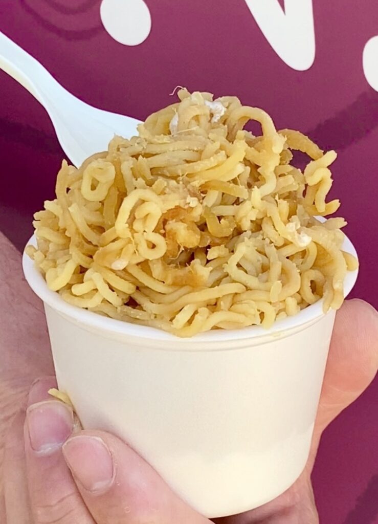 お芋モンブランがのっているアイスクリーム